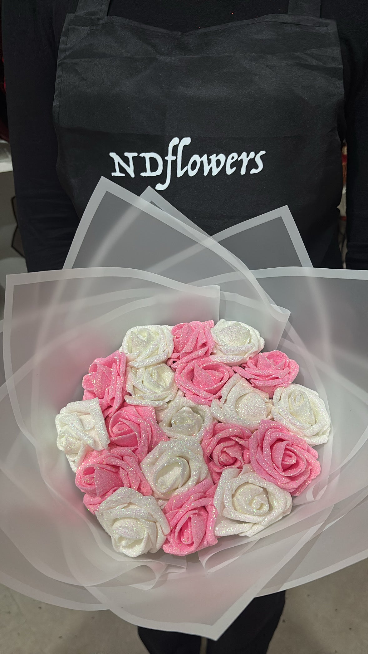 Rose artificielle blanche et rose